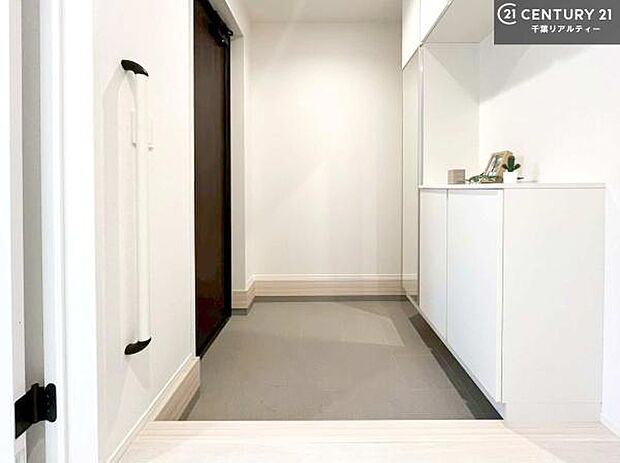 疲れて帰ってきても、ただいま!を言いたくなる、優しく迎え入れてくれる空間になっています。明るく温もり溢れる玄関です!