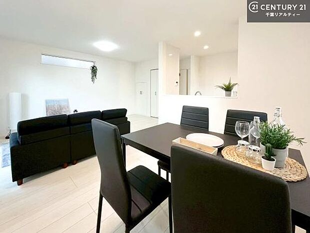 心地良いリビングは家族が自然と集まります。家族団欒の時間が増えそうです。ご家族と、より一層充実した時間を過ごせそうですね。明るく開放的な空間です。