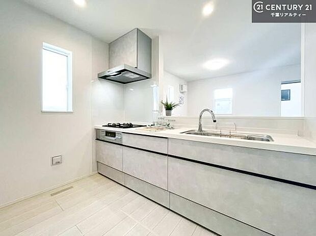 大人気の対面式システムキッチンを採用しています!ご家族のコミュニケーションが自然と増える設計です。お子様にも目が届くので嬉しいですね。広々使えて快適に作業が進みます。