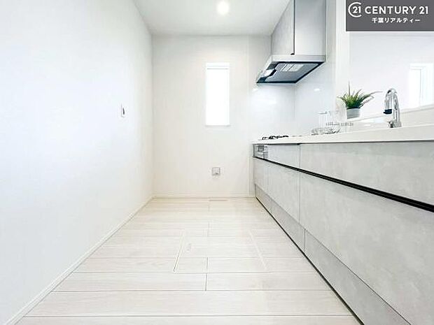 ゆとりある調理スペースで作業がしやすい快適なキッチンです!お子様と一緒にお菓子造りも楽しめる広々スペースです。楽しい調理時間になりそうですね!