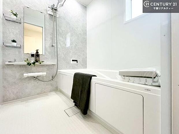 落ち着きある大人の雰囲気のバスルームは、味が出ていてバスタイムが充実!お仕事頑張っているご褒美にお好みの匂いの入浴剤を入れて、楽しんでみてはいかがでしょうか?