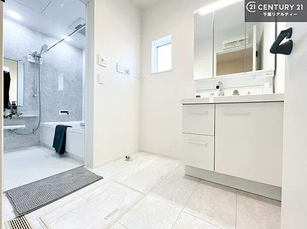 小窓のついた洗面所は、光と風が入りやすく、いつでも快適にお使いいただけます。三面鏡で使い勝手が良く、鏡裏収納も備えておりますので、日用品やスキンケア用品もすっきり整理できます。