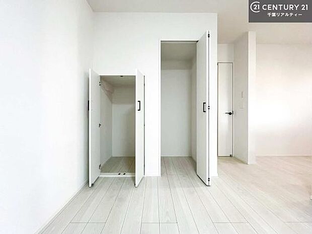 ウォークインクローゼット付きです。たくさんのお洋服などを収納しておけそうですね!他にも扇風機や加湿器など季節物の大きな家電も収納できます。