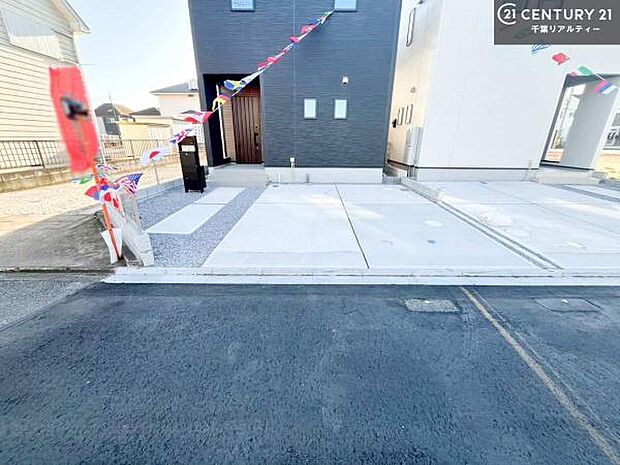 駐車スペースは2台分あります!セカンドカーはもちろん、バイクや自転車なども置き場所に困りません。