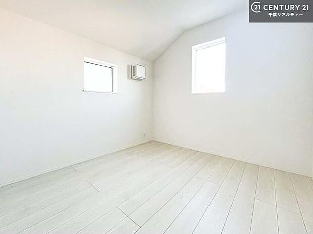 2面採光を確保した明るい室内は、風通しも良く、明るく大変居心地の良い空間となっております。リラックスして過ごせる心地の良いお部屋です!