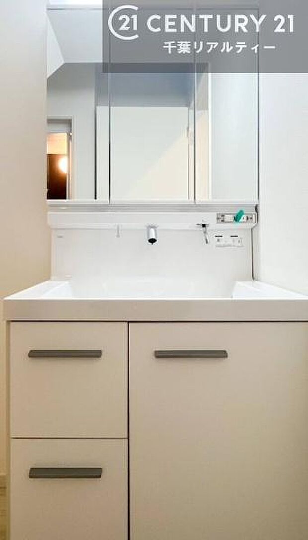 三面鏡仕様の洗面所は、身だしなみがしやすい造り!裏は収納になっています。ドライヤーやお化粧道具を片付けられるので洗面台周りをスッキリと見せることが出来ます!(施工例)