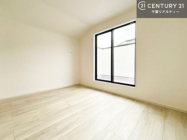 明るく風通しの良い居室です。「シンプル」にデザインされた室内。自由度が高いので家具やレイアウトでお好みの空間を創り上げられます。是非一度、現地にてご確認ください。(施工例)