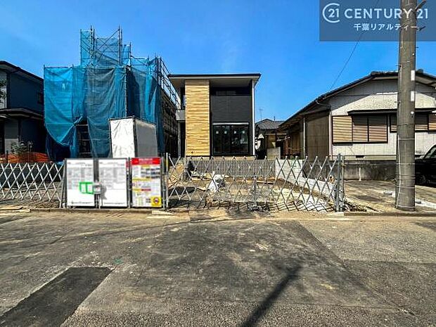 前面道路6m!陽当り良好な立地です。車庫入れが苦手な方も安心ですね。