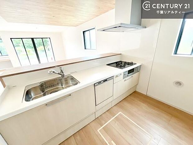 リビング全体が見渡せる対面キッチンなので、お子様の様子を見守りながら作業ができる子育てがしやすい安心な間取です!(同仕様)