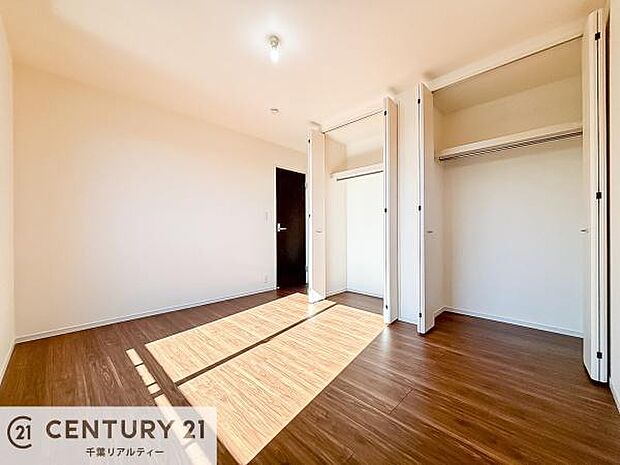 明るく風通しの良い居室です。「シンプル」にデザインされた室内。自由度が高いので家具やレイアウトでお好みの空間を創り上げられます。是非一度、現地にてご確認ください。(施工例)