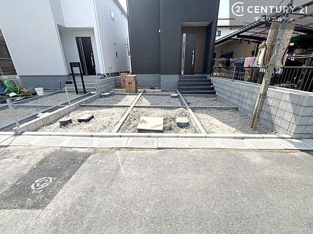 駐車スペースは2台分あります!セカンドカーはもちろん、バイクや自転車なども置き場所に困りません。