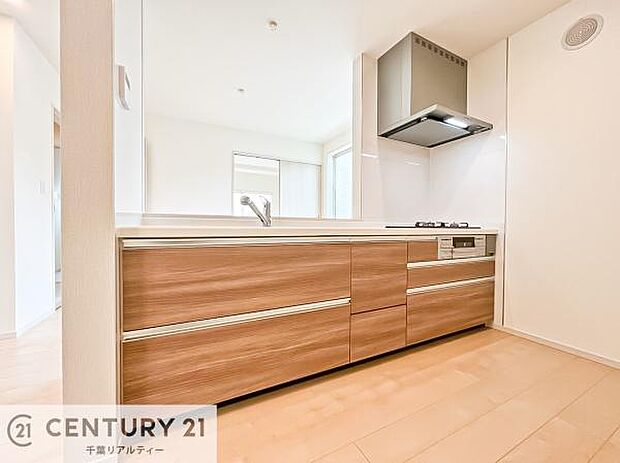 大人気の対面式システムキッチンを採用しています!ご家族のコミュニケーションが自然と増える設計です。お子様にも目が届くので嬉しいですね。広々使えて快適に作業が進みます。