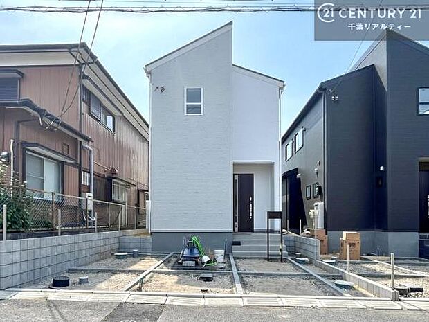 現在建築中。完成後は明るく開放的なリビングや最新設備のキッチンなど快適な空間が広がります。未完成だからこそ“新しい暮らし”への期待が高まる住まい。今しか見られない建築中の様子も必見です。