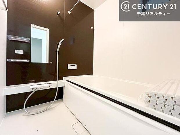 広々バスで一日の疲れをリフレッシュ。足が伸ばせるので、浴槽にもゆったりと浸かれますね!毎日のバスタイムが楽しみになります。(同仕様)