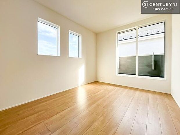 バルコニーに面している洋室です。明るく温もりがあり、換気もしっかりできます!朝起きて、外に出て背伸びをしつつ深呼吸をし良い朝を迎え入れることができます。(施工例)