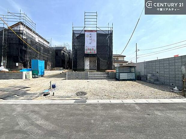 駐車スペースは3台分あります!セカンドカーはもちろん、バイクや自転車なども置き場所に困りません。