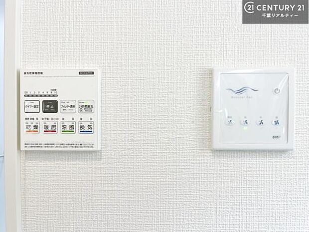 浴室乾燥や暖房が付いている魅力的な仕様です!冬場はヒートショックの予防にも使えます。雨の日でもお洗濯物が乾かせるので、洗濯物をため込みにくい!(同仕様)