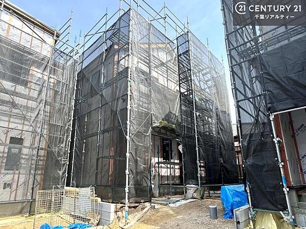 現在建築中。完成後は明るく開放的なリビングや最新設備のキッチンなど快適な空間が広がります。未完成だからこそ“新しい暮らし”への期待が高まる住まい。今しか見られない建築中の様子も必見です。