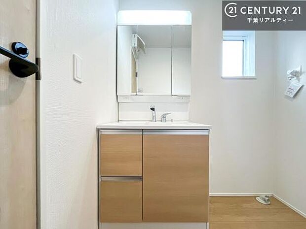 小窓付きの明るい洗面室です!湿気もすぐに入れ替えができて清潔に保つことができます!自然光が差し込むのでお化粧の仕上がりも良くなりますね!(施工例)