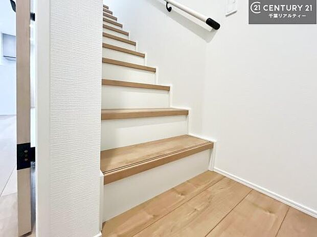 階段は明るく手摺りもついています。お子様やご年配の方も安心してご利用頂けますね!(施工例)