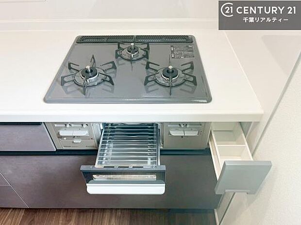 コンロは三口あるのでお料理の同時進行ができます。もちろんグリル付きです。調理スペースも広々している為作業がしやすい!使い勝手が良いシステムキッチンです!(同仕様)