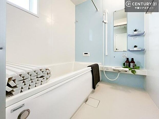 広々バスで一日の疲れをリフレッシュ。足が伸ばせるので、浴槽にもゆったりと浸かれますね!毎日のバスタイムが楽しみになります。(同仕様)