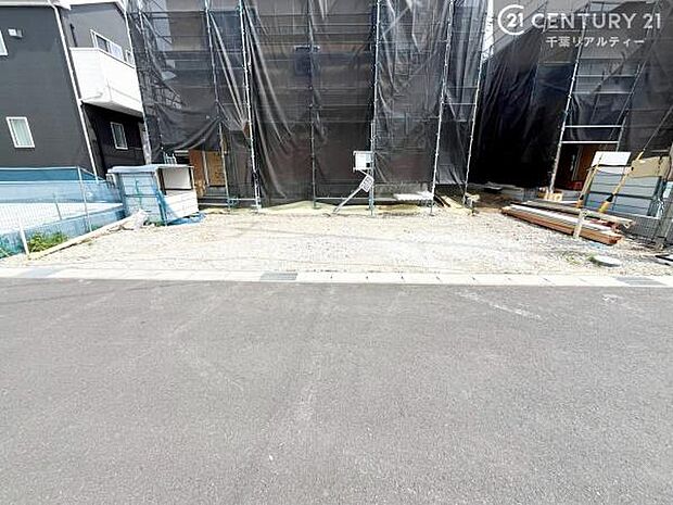 駐車スペースは3台分あります!セカンドカーはもちろん、バイクや自転車なども置き場所に困りません。