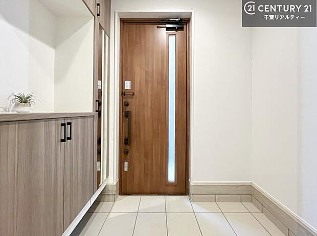 疲れて帰ってきても、ただいま!を言いたくなる、優しく迎え入れてくれる空間になっています。明るく温もり溢れる玄関です!(施工例)