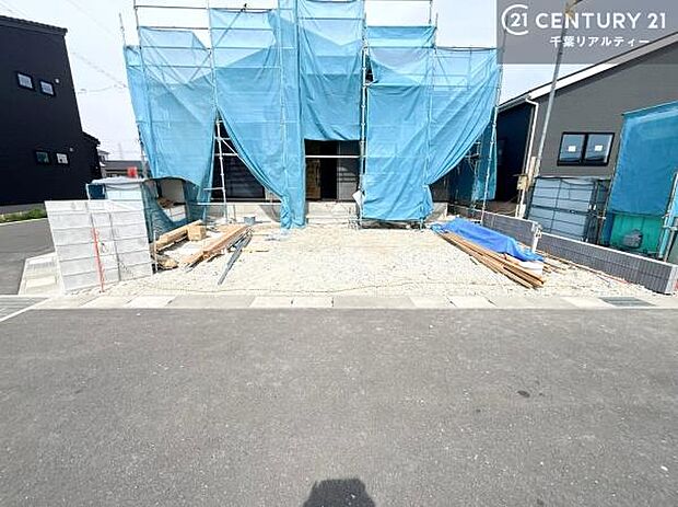 駐車スペースは2台分あります!セカンドカーはもちろん、バイクや自転車なども置き場所に困りません。