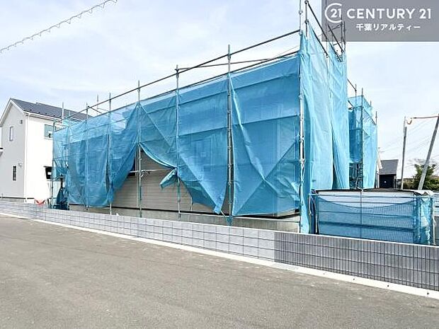 現在建築中。完成後は明るく開放的なリビングや最新設備のキッチンなど快適な空間が広がります。未完成だからこそ“新しい暮らし”への期待が高まる住まい。今しか見られない建築中の様子も必見です。