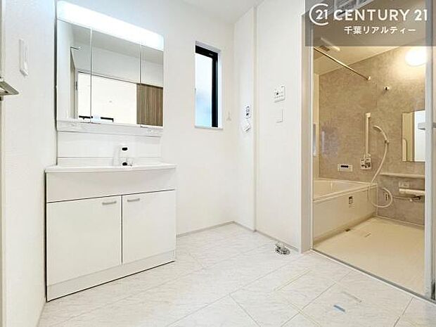 三面鏡仕様の洗面所は、身だしなみがしやすい造り!裏は収納になっています。ドライヤーやお化粧道具を片付けられるので洗面台周りをスッキリと見せることが出来ます!