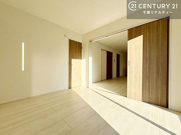 リビングに隣接した洋室は家族のライフスタイルに合わせて柔軟に使える便利な空間。扉を開ければリビングと一体感のある広々とした空間に、閉めれば来客用の個室やワークスペース、キッズルームとしても活躍します。