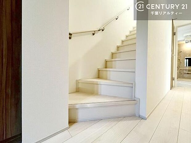 階段は明るく手摺りもついています。お子様やご年配の方も安心してご利用頂けますね。