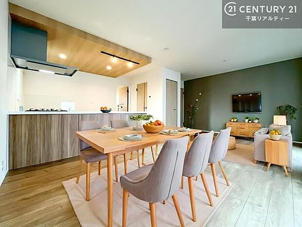 家具はCGパースです。開放感のある広々LDK!ソファーやダイニングテーブルを置いても窮屈にならないので快適に過ごせます!コミュニケーションが取りやすいリビングです!