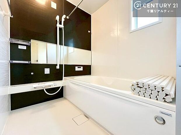 落ち着きある大人の雰囲気のバスルームは、味が出ていてバスタイムが充実!お仕事頑張っているご褒美にお好みの匂いの入浴剤を入れて、楽しんでみてはいかがでしょうか?