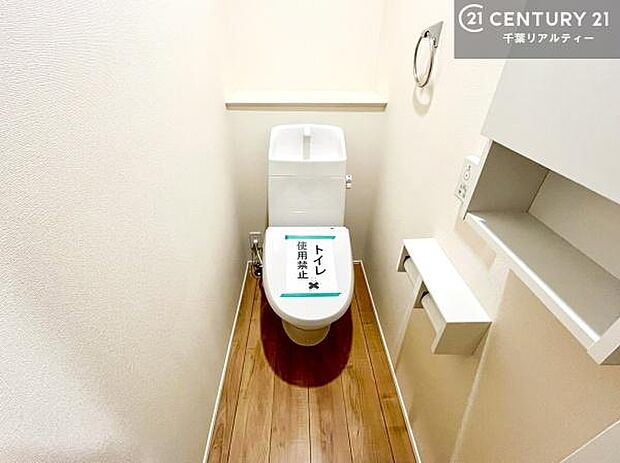 温水洗浄便座につき、冬場は便座が暖かくできるので冷たい便座に座らずに済む嬉しい仕様です!グレーの壁紙が落ち着きを演出する、おしゃれなトイレです。