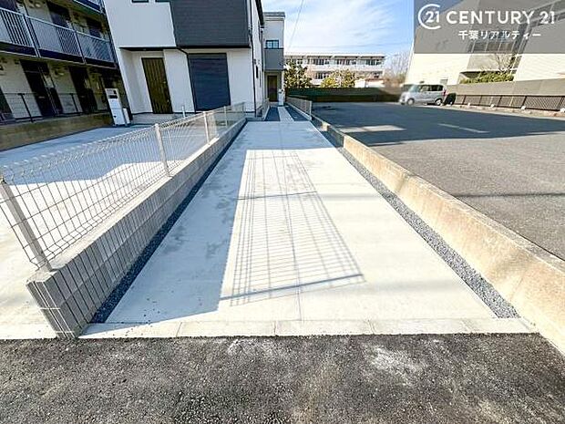 駐車スペースは2台分あります!セカンドカーはもちろん、バイクや自転車なども置き場所に困りません。