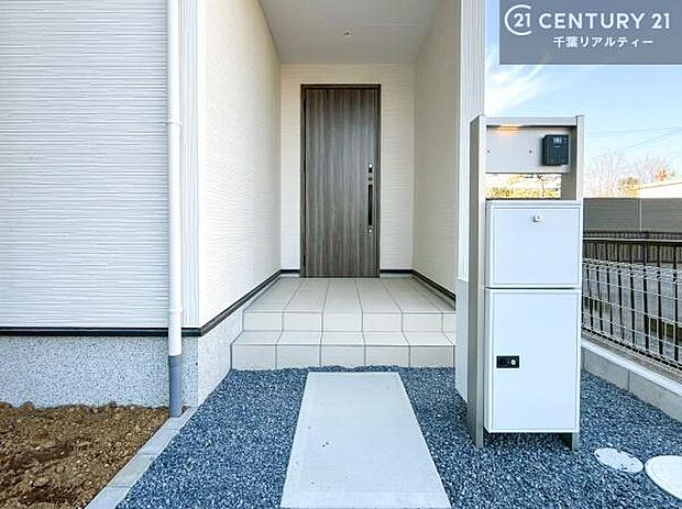 郵便ポスト付きで不在時でも荷物が受け取れてとっても便利!家にいなきゃいけないストレス回避!再配達の手間が省けます!