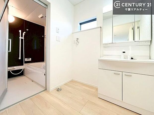 小窓のついた洗面所は、光と風が入りやすく、いつでも快適にお使いいただけます。三面鏡で使い勝手が良く、鏡裏収納も備えておりますので、日用品やスキンケア用品もすっきり整理できます。