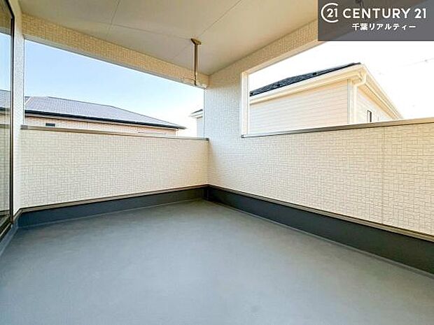 インナーバルコニー!屋根が付いているので、急に雨が降っても濡れにくく安心!強い日差しもカットしてくれるので、お天気の良い日は、お外へ出て深呼吸するのもよさそうです!