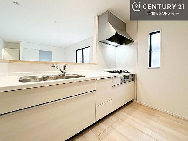 大人気の対面式システムキッチンを採用しています!ご家族のコミュニケーションが自然と増える設計です。お子様にも目が届くので嬉しいですね。広々使えて快適に作業が進みます。