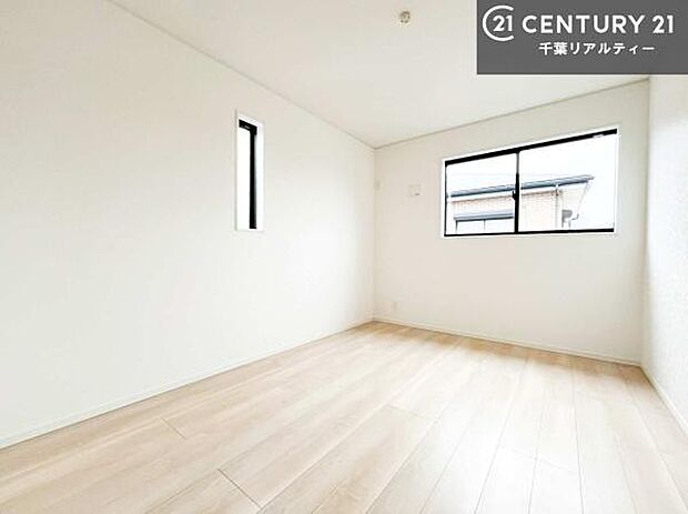 2面採光を確保した明るい室内は、風通しも良く、明るく大変居心地の良い空間となっております。リラックスして過ごせる心地の良いお部屋です!朝の目覚めがスッキリしますね!