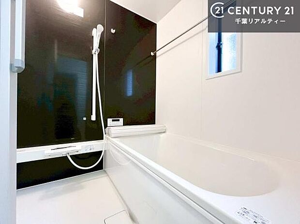 落ち着きある大人の雰囲気のバスルームは、味が出ていてバスタイムが充実!お仕事頑張っているご褒美にお好みの匂いの入浴剤を入れて、楽しんでみてはいかがでしょうか?