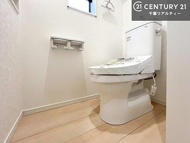 1・2階にトイレがございます!朝の忙しい時間帯も待たずにすみそうですね。白を基調とした清潔感のあるトイレでお手入れがしやすいです!