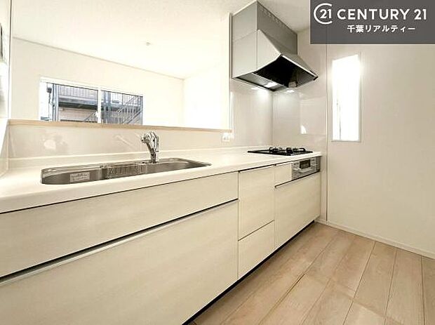 大人気の対面式システムキッチンを採用しています!ご家族のコミュニケーションが自然と増える設計です。お子様にも目が届くので嬉しいですね。広々使えて快適に作業が進みます。