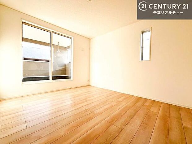 バルコニーに面している洋室です。明るく温もりがあり、換気もしっかりできます!朝起きて、外に出て背伸びをしつつ深呼吸をし良い朝を迎え入れることができます。