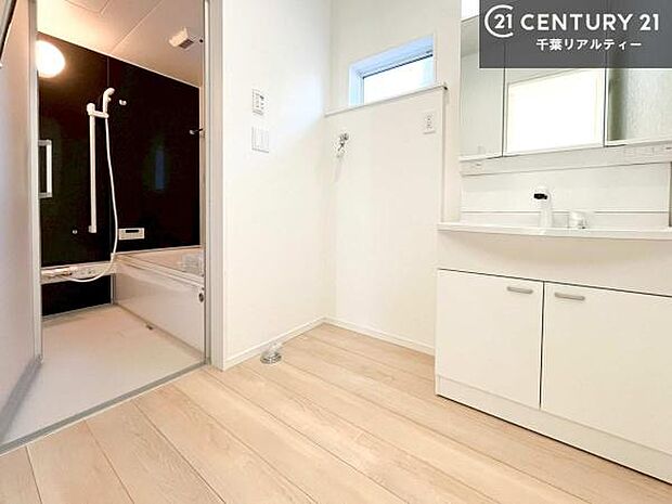 小窓のついた洗面所は、光と風が入りやすく、いつでも快適にお使いいただけます。三面鏡で使い勝手が良く、鏡裏収納も備えておりますので、日用品やスキンケア用品もすっきり整理できます。