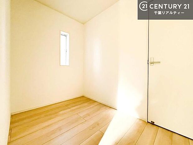 ファミリークロークを備えた住まいは、収納力と快適さを兼ね備えた贅沢な空間設計。衣類やバッグ、季節物までひとまとめにでき、日々の整理整頓がぐっとスマートに!