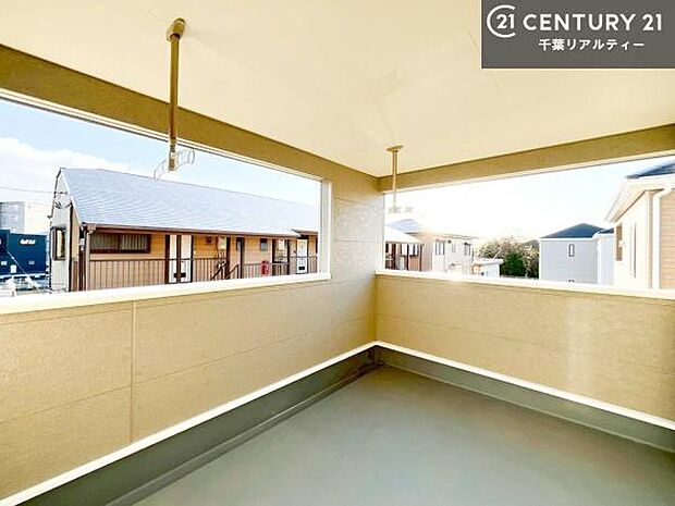 インナーバルコニー!屋根が付いているので、急に雨が降っても濡れにくく安心!強い日差しもカットしてくれるので、お天気の良い日は、お外へ出て深呼吸するのもよさそうです!