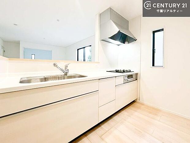 大人気の対面式システムキッチンを採用しています!ご家族のコミュニケーションが自然と増える設計です。お子様にも目が届くので嬉しいですね。広々使えて快適に作業が進みます。